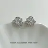 Pendientes lujosos y sofisticados con intrincados detalles de diamantes, en un tono blanco frío, que encarnan el estilo de una heredera adinerada, con un acabado fresco blanco plateado y llenos de diamantes, versátiles para mujeres