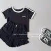Camiseta Infantil Estilo Coreano Manga Curta Verão 2026 Nova Fashionável Versátil Gola Redonda Color Block Bordada Top Curto