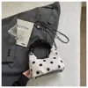 Bolsa Feminina de Design de Nicho 2026 Nova Moda de Bolinhas Bolsa de Axila Estilo Hong Kong Elegante Grande Capacidade Bolsa de Ombro Transversal