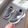 Tênis Esportivo Infantil Impermeável para Crianças de Meia-Idade e Grandes Estudantes Sapatos Brancos Antiderrapante Primavera e Outono Novo Estilo Confortável para Meninos e Meninas Tênis de Corrida Moderno