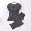 Conjunto simples de verão feminino: blusa de manga curta de modal com bojo no peito e calça reta. Pode ser usado como peça única ou como base.