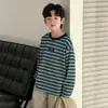 Camiseta de Manga Longa para Meninos Primavera e Outono 2026 Novo Estilo Top Básico Listrado Legal para Meninos Roupa Íntima Top para Crianças Maiores