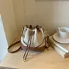 Bolso de cubo de mano moderno y a la moda estilo coreano, nuevo modelo principios de otoño 2026, color liso, alto valor estético, bolso cruzado de nicho para el día a día