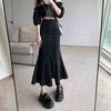 Moda de Nicho de Verão Saia Midi Elegante Jeans Preta Justa com Elasticidade e Fenda Lateral Estilo Cauda de Peixe com Babados Feminina