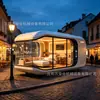 Casa cápsula espacial inteligente moderna e minimalista com iluminação completa e grandes janelas panorâmicas do chão ao teto para férias no campo, cabana pré-fabricada