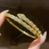 Pulseira com Fivela Oval cravejada com Diamantes Banho de Ouro Real 18K Pulseira Estilo Palácio Retrô Joia de Luxo Acessível de Alta Qualidade para Mulheres