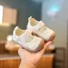 Zapatos de Cuero Nuevos de Primavera para Bebé 2026 Zapatos Deportivos de Malla Transpirable para Niños Zapatos de Entrenamiento Versátiles de Moda para Niñas Alemanes