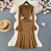 Outono e Inverno Vento Suave Base Interna Vestido Suéter Design Sense Feminino Cintura Vazada Manga Sino Elegante Vestido de Tricô