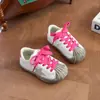 Tênis de Lona com Estrelas e Solado Macio para Meninas 2026 Coleção Primavera/Outono Novos Tênis Esportivos Confortáveis com Solado Macio para Crianças Pequenas/Grandes Sapatos Casuais Tendência