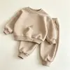 Conjunto de moletom para meninas, novo estilo doce ins, conjunto esportivo casual da moda de duas peças para crianças, adequado para primavera e outono