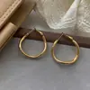 Brincos Redondos Simples Estilo Retrô Francês Leve Luxo Sensação de Alto Padrão Individual Versátil Argolas de Orelha Senso de Design Brincos Individuais para Mulheres