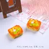 Bolo de Simulação Torrada DIY Resina Comida Brinquedo Ornamento de Pão Miniatura Casa de Bonecas Capa de Celular Acessório de Brinquedo Pingente