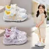Tênis Esportivo Feminino 2026 Primavera/Outono Novo Moda Infantil Tênis de Treino Alemão Bebê Menina Malha Respirável Casual Tênis de Corrida