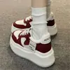 Sapatos Femininos Brancos Retrô Vermelhos Sapatos Originais de Nicho Outono 2024 Novos Sapatos de Rua Estilo Coreano com Solado Espesso Aumentado