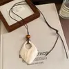 Nuevo Collar Colgante Geométrico de Corazón de Resina con Cuerda de Cuero Estilo Chino para Mujer Cadena de Suéter Versátil Simple Joyería de Lujo Ligero Sensación de Gama Alta