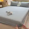 Juego de Sábana Bajera de Algodón Lavado, Protector de Colchón a Rayas y Cuadros Estilo Japonés de Tres Piezas, Cubre Cama Liso de Cobertura Total de Color Sólido