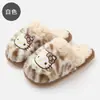 Chinelos de algodão de pelúcia Hello Kitty com estampa de leopardo para aquecer a casa, com sola grossa, antiderrapantes, com sola macia, adequados para uso externo no outono e inverno