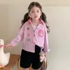 Camisa de niña estilo coreano, color rosa, con cuello, rayas verticales y estampado de dibujos animados, nueva colección primavera/otoño 2026, top moderno y elegante para niñas pequeñas