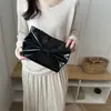 Bolso de mano grande con lazo lindo transfronterizo 2026 verano nuevo diseño de cadena brillante de charol bolso cruzado