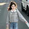 Conjunto de Dos Piezas para Niñas de Primavera y Otoño Estilo Coreano Moda Sudadera con Cuello Polo Recortado de Encaje Patchwork Jeans Dulces con Lazo