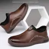 Sapatos Masculinos, Sapatos Casuais de Primavera, Sapatos de Couro Estilo Britânico para Homens de Negócios, Sapatos Slip-On de Solado Macio para Meia-Idade e Idosos, Sapatos de Pai