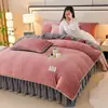 Conjunto de Quatro Peças de Lã Leite Espessa e Quente para Outono e Inverno Cor Sólida Estilo Saia de Cama de Luxo Leve Conjunto de Três Peças de Flanela de Alta Gramatura