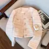 2026 Chaqueta Exquisita Estilo Francés para Mujer con Botones de Perla Estilo Pequeño Chanel Adelgazante Versátil Primavera Nueva Moda Top Corto