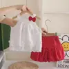 Conjunto de Dos Piezas para Niña de Verano Dulce Nuevo Casual con Top tipo Camisola y Shorts Elegantes de Lunares y Brotes