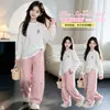 Conjunto de Roupas de Outono para Meninas 2026 Novo Estiloso Crianças de Tamanho Médio e Grande Camiseta de Manga Longa Moletom de Primavera e Outono Calça de Perna Larga Conjunto de Duas Peças