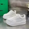 Zapatillas Blancas de Mujer con Suela Gruesa para Aumentar la Altura, Nuevo Modelo Otoño 2026, Zapatos Deportivos Casuales Versátiles para Mujeres Bajitas, Populares Zapatos de Tabla de Cuero Suave
