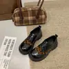 2026 Otoño Suela Gruesa Aumenta Altura Estilo Británico Nuevo Versátil Primavera-Otoño Estampado Leopardo Zapatos de Vestir con Cordones Negros para Mujer