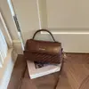 Nova Bolsa Quadrada Pequena Texturizada Cor Caramelo Bolsa de Mão Feminina Retrô Versátil para o Dia a Dia Bolsa de Ombro Único Transversal Casual com Toque de Luxo