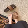 2026 Verano Estilo Caliente Lujo Ligero Tela de Lunares para Mujer Banda Ancha Textura Metálica Puntera Decorativa Chanclas