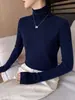 Suéter feminino de gola alta com padrão de espinha de peixe e jacquard requintado, criando uma peça de tricô sofisticada e versátil para outono e inverno, perfeita para usar em camadas.