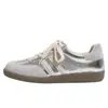 Versión de cuero de zapatillas de entrenamiento plateadas alemanas simples de resorte nuevas con ribete de encaje para aumentar la altura, zapatillas deportivas con cordones y punta redonda para mujer