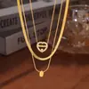 Exquisita cadena de clavícula de estilo europeo y americano con forma de corazón y colgante de letra de circonita incrustada hueca, collar de acero inoxidable apilable para novia