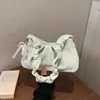 Bolsa de ombro plissada estilo coreano em formato de nuvem para mulheres, novo design 2026, estilo de nicho, simples e versátil, com enfeites de pérolas