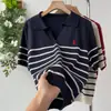 Moda Estilo Old Money Versátil Top de Punto Bordado a Rayas con Cuello en V de Manga Corta para Mujer, Nuevo Conjunto Corto de Verano, Rejuvenecedor