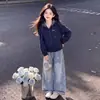 Conjunto de Dos Piezas de Moda para Niñas 2026 Primavera y Otoño, Chaqueta con Capucha y Cremallera de Retazos con Lazo y Jeans