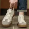 Tênis casuais versáteis da moda outonal masculina, tênis de treino alemães de couro preto com biqueira T retrô para adolescentes