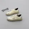 Tênis casual feminino com lantejoulas prateadas, novo modelo outono 2026, bico redondo, couro genuíno, estrela de cinco pontas, sola reta, sapatos com visual desgastado