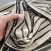 Camiseta Nueva de Primavera de Manga Corta para Mujer, Estilo Rayado Vintage de Gamuza Delicada, Cuello Redondo, Holgada, Versátil, Casual, Top que Reduce la Edad