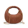 2025 Venta al por mayor de fábrica Bolso esmerilado de moda nuevo Bolso tejido a mano Tendencia Otoño e Invierno Bolso cruzado de lujo ligero para mujer