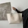 Bolsa casual de grande capacidade, nova coleção outono 2026, bolsa de ombro moderna e estilosa, design simples, adequada para estudantes universitários usarem como bolsa de mão para as aulas.