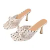 Pantuflas de tacón alto con lazo de lunares de verano 2026 Nuevo estilo Malla transpirable Calzado exterior Punta cuadrada Sandalias de estilo europeo y americano para mujer Talla 43