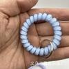 Pulsera de teléfono de línea espiral ancha elástica de plástico directo de fábrica, color gelatina, llavero con anillo de resorte, accesorios para pulsera de mano