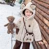 Chaqueta de terciopelo para niñas Otoño e Invierno 2025 Nueva Estilo de dibujos animados para niñas pequeñas Suéter de lana grueso abrigado para bebé Cárdigan