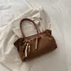 Bolso de mano vintage de gamuza mate transfronterizo, de alta gama, bolsa tipo tote de gran capacidad con detalles de cuentas de madera, adecuado para ir al trabajo, estilo femenino, directo de fábrica
