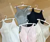 ¡Un Imprescindible para las Protagonistas Femeninas de Estilo Coreano! Viene con Copas Incorporadas en el Pecho, Cuello en V, Tirantes Abotonados, Efecto Suave y Adelgazante, Camisola Extremadamente Versátil 3133