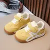 Sapatos de couro para meninas 2026 novos sapatos de sola macia para primavera e outono tênis de couro para meninos sapatos casuais para meninas pequenas